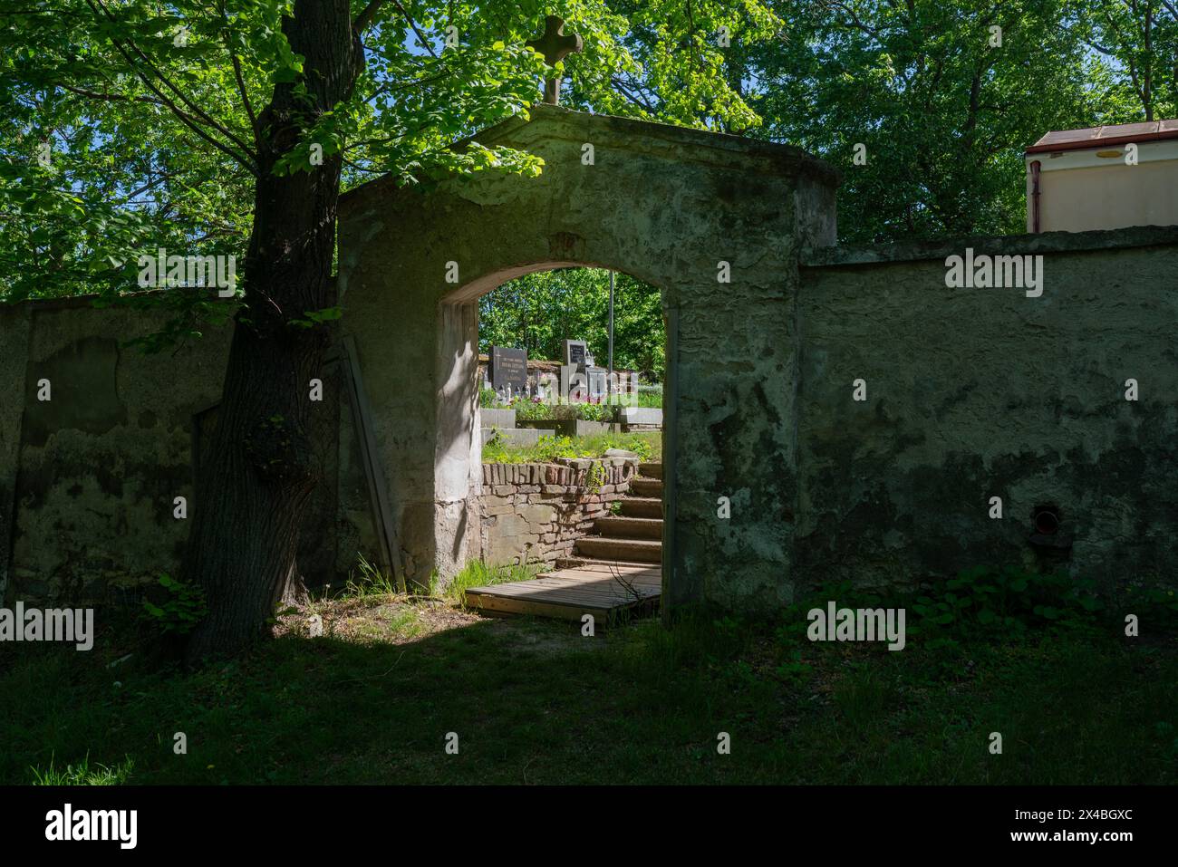 Porte du cimetière du vieux village à Noutonice, Tchéquie. Le cimetière est connu pour ses légendes envoûtantes contemporaines et ses trébuchements légendaires. Lumière du jour. Banque D'Images