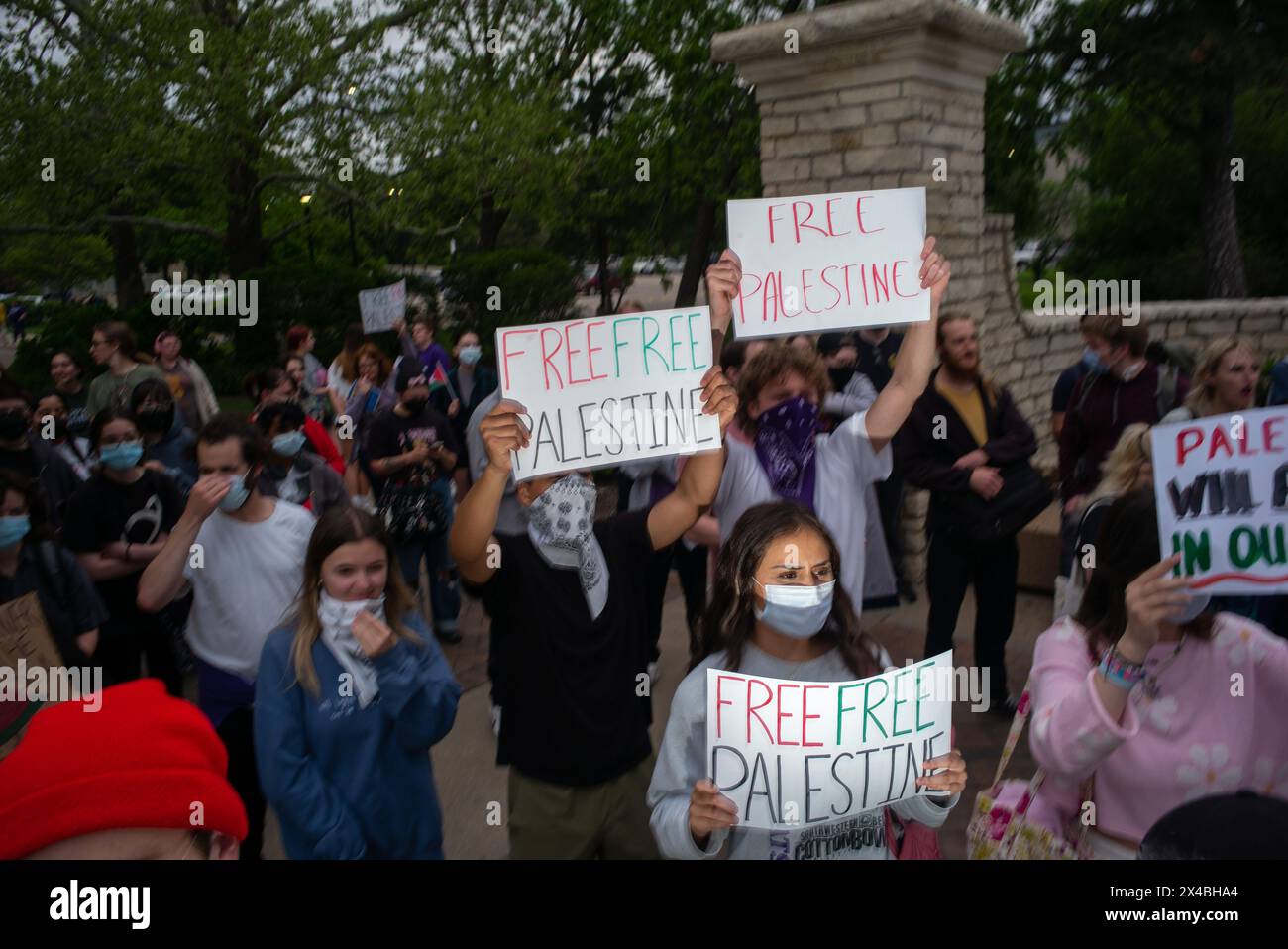 Manhattan, Kansas, États-Unis. 1er mai 2024. Des étudiants et des membres de la communauté protestent mercredi sur le campus de l'Université d'État du Kansas, appelant à se désister d'Israël de l'Université d'État du Kansas. Le rassemblement a été dirigé par les jeunes socialistes démocrates de K-State d'Amérique qui appellent les étudiants et les anciens élèves à exiger la fin des investissements de K-State et boycotter la recherche universitaire avec Israël. (Crédit image : © Luke Townsend/ZUMA Press Wire) USAGE ÉDITORIAL SEULEMENT! Non destiné à UN USAGE commercial ! Banque D'Images