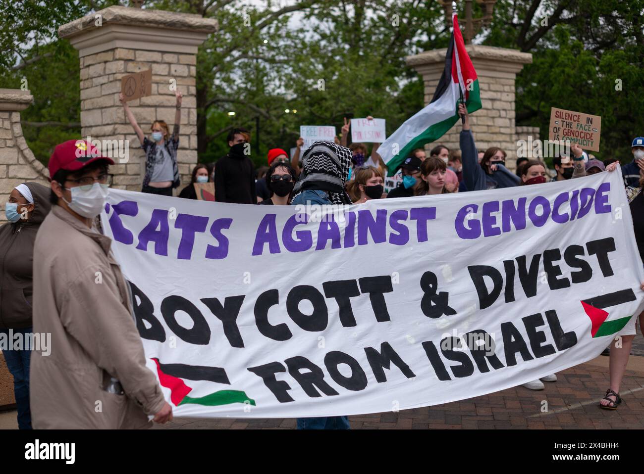 Manhattan, Kansas, États-Unis. 1er mai 2024. Des étudiants et des membres de la communauté protestent mercredi sur le campus de l'Université d'État du Kansas, appelant à se désister d'Israël de l'Université d'État du Kansas. Le rassemblement a été dirigé par les jeunes socialistes démocrates de K-State d'Amérique qui appellent les étudiants et les anciens élèves à exiger la fin des investissements de K-State et boycotter la recherche universitaire avec Israël. (Crédit image : © Luke Townsend/ZUMA Press Wire) USAGE ÉDITORIAL SEULEMENT! Non destiné à UN USAGE commercial ! Banque D'Images