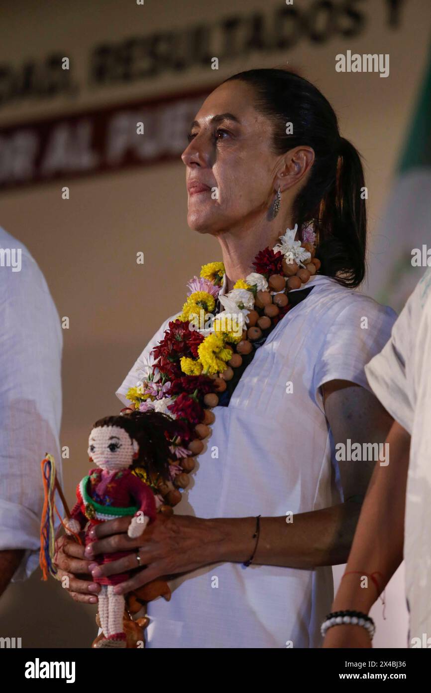 Claudia Sheinbaum Pardo, candidate à la présidence du Mexique pour le parti MORENA, reçoit une poupée lors d'un rassemblement à Lazaro Cardenas, Michoacan. Banque D'Images