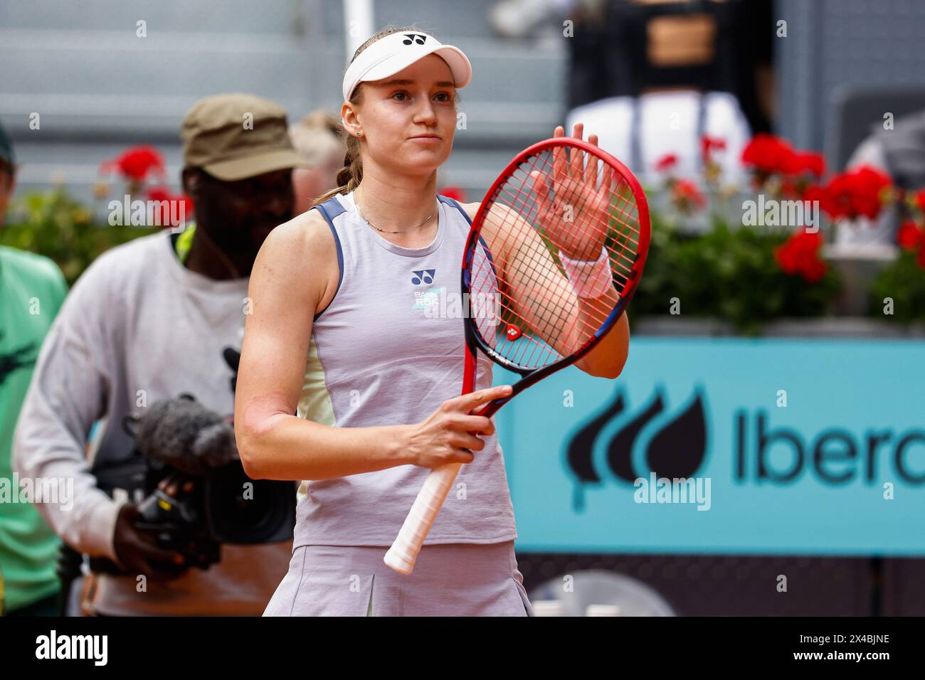 Elena Rybakina, du Kazakhstan, célèbre sa victoire contre Ioulia Putintseva, du Kazakhstan, lors du Mutua Madrid Open 2024, ATP Masters 1000 et WTA 1000, tournoi de tennis le 1er mai 2024 à Caja Magica à Madrid, Espagne Banque D'Images