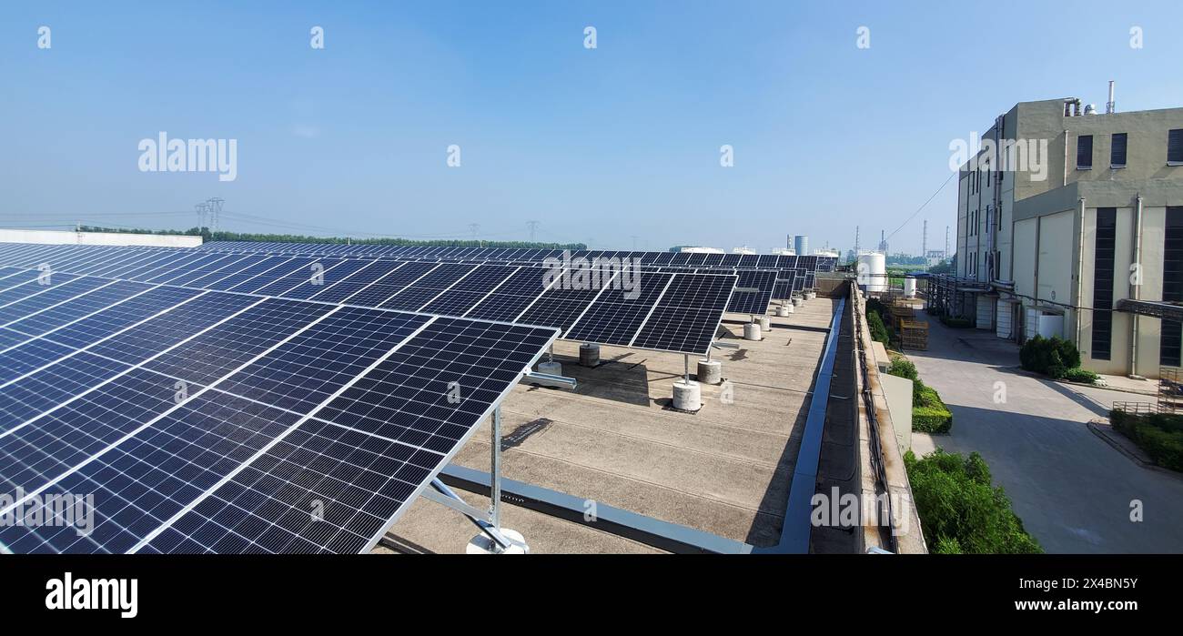 Panneau solaire sur un toit de bâtiment industriel sous ciel bleu clair / Dongying China Banque D'Images