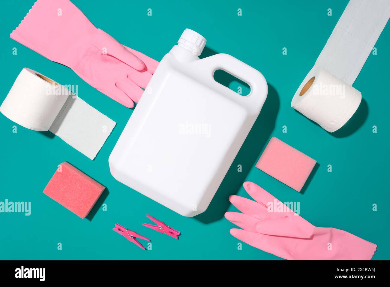 Kit de nettoyage adaptable pour cuisines, salles de bains et chambres. Turquoise toile de fond, gros plan, vue de dessus. Bannière expansive avec espace pour le texte ou le logo. Elevat Banque D'Images