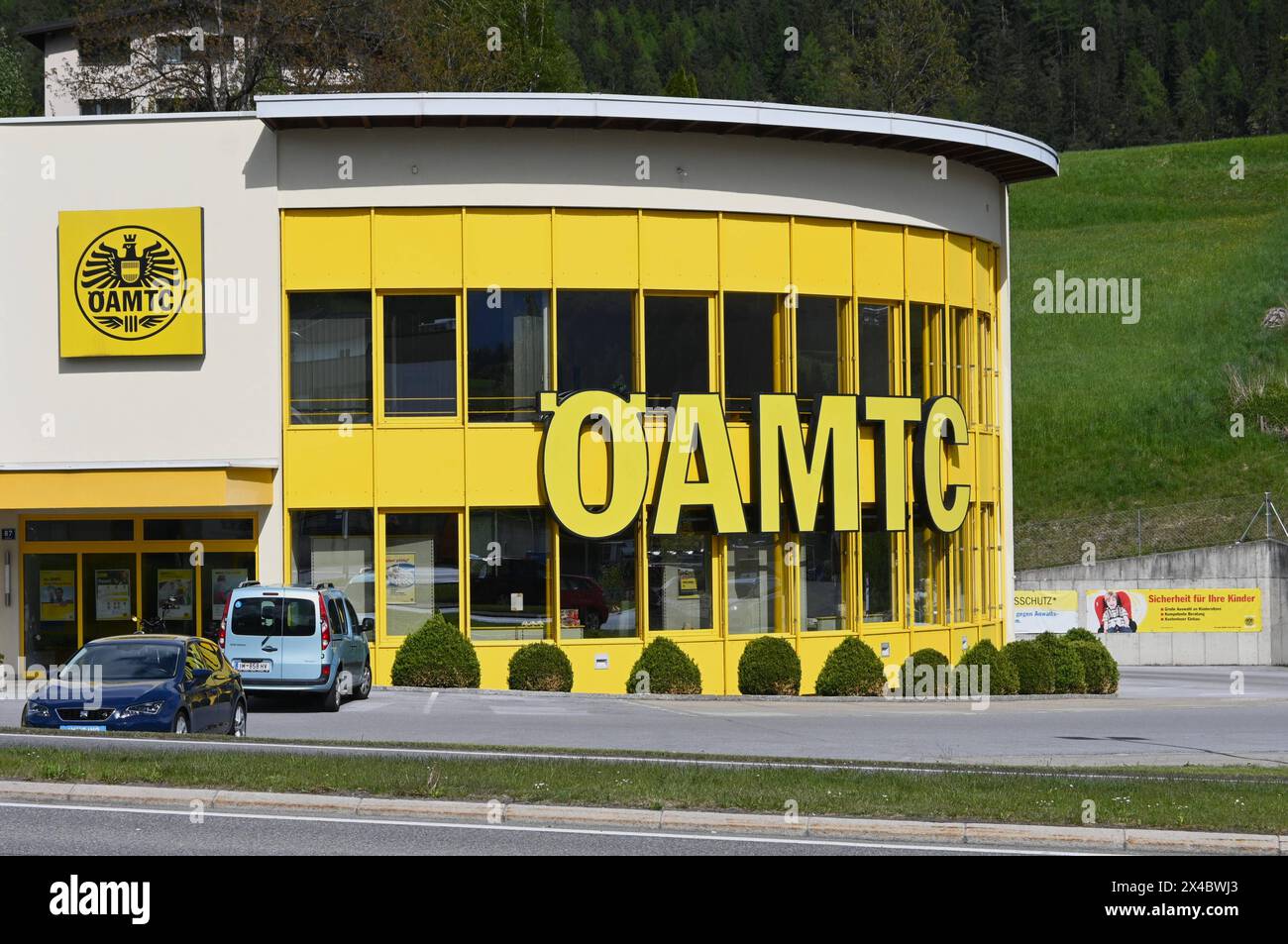 ÖAMTC Autriche, Stadt Imst, Tirol, Österreich. Der Österreichische Automobil-, Motorrad- und Touring Club ist ein Verkehrsclub, verfasst als überparteilicher, gemeinnütziger Verein, der für sich in Anspruch nimmt, mobile Menschen zu unterstützen und zu vertreten. Entstanden ist der Verein 1946 durch Vereinigung des Österreichischen Touring-clubs, gegründet 1896, mit dem Österreichischen Automobil-Club, gegründet 1898 *** ÖAMTC Austria, City of Imst, Tyrol, Austria le Club autrichien de l'automobile, de la moto et du Tourisme est une organisation non partisane à but non lucratif qui prétend soutenir et représenter Banque D'Images