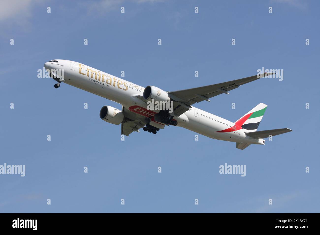 Un Boeing 777-300 d'Emirates au départ de l'aéroport de Londres Gatwick Banque D'Images