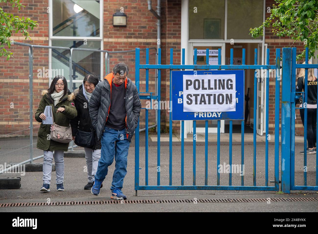 Hillingdon, Royaume-Uni. 2 mai 2024. Les électeurs de Hillingdon dans le quartier londonien de Hillingdon votèrent pour l'élection du maire de Londres. La candidate conservatrice Susan Hall, a déclaré qu'elle abandonnerait le controversé régime ULEZ de la zone à très faibles émissions si elle était élue à la place de l'actuel maire, Sadiq Khan. Les électeurs qui votent en personne plutôt que par la poste doivent apporter une preuve d'identité avec eux pour pouvoir voter. Crédit : Maureen McLean/Alamy Live News Banque D'Images