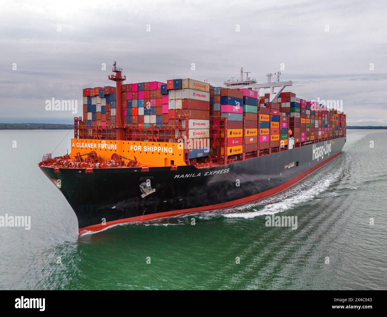 Vue aérienne du porte-conteneurs Ultra large Manila Express (Hapag-Lloyd) transitant par le Solent - mai 2024 Banque D'Images