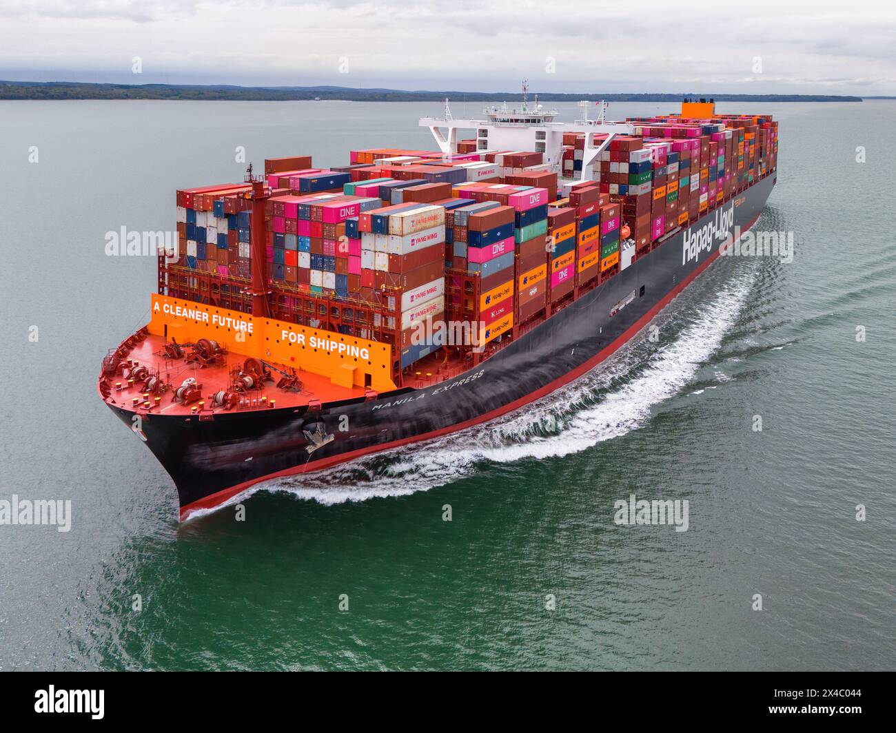 Vue aérienne du porte-conteneurs Ultra large Manila Express (Hapag-Lloyd) transitant par le Solent - mai 2024 Banque D'Images