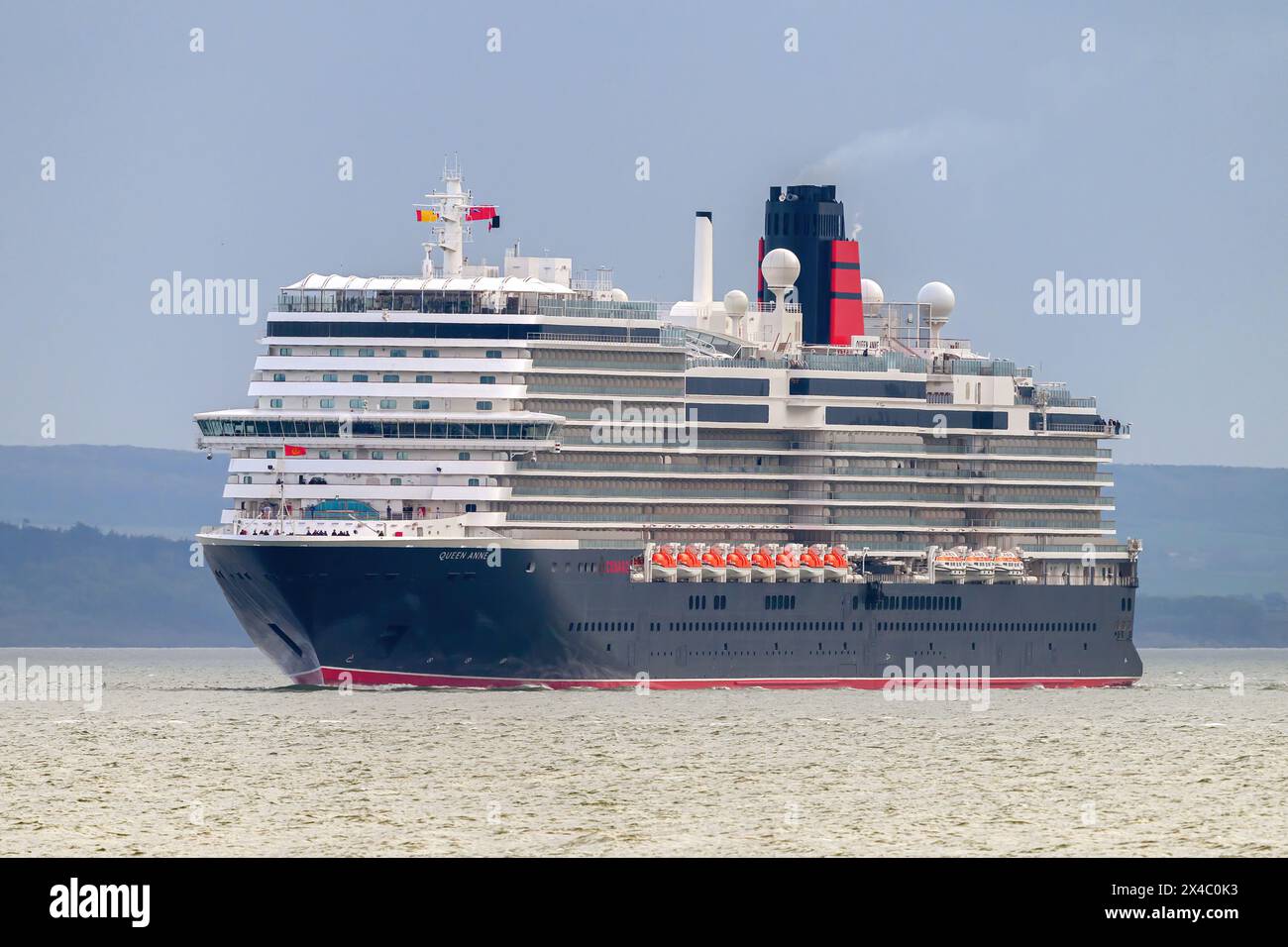 Première arrivée au Royaume-Uni du Queen Anne, un navire de croisière de classe Pinnacle exploité par Cunard Line, qui fait partie de la Carnival Corporation le 30 avril 2024. Banque D'Images