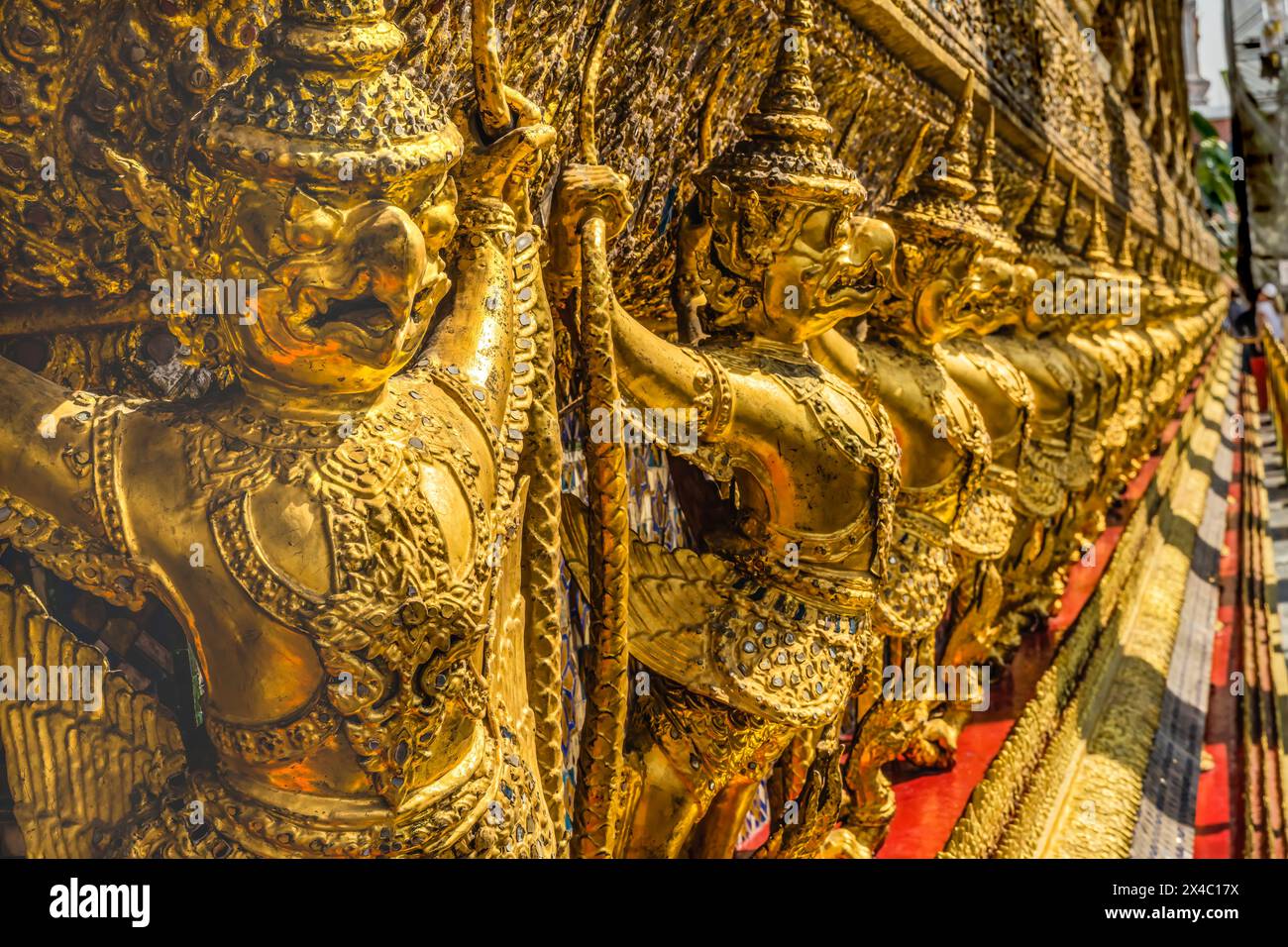 Entrée des gardiens Temple Emerald Buddha, Wat Phra Kaew, Bangkok, Thaïlande. Palace a été la maison du roi de Thaïlande de 1782 à 1925 Banque D'Images