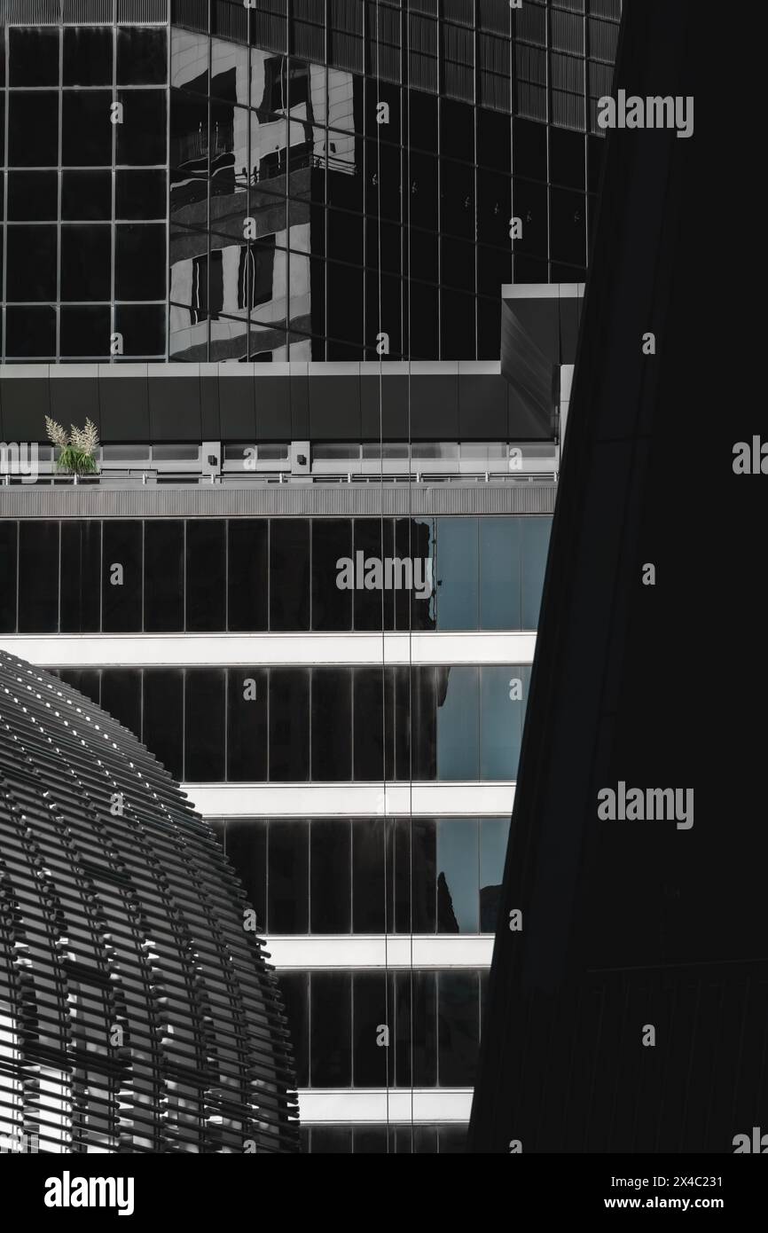 Style abstrait et urbain des bâtiments en métal et en verre se reflétant avec différentes formes géométriques ressemblant à une mosaïque noire et blanche avec Banque D'Images
