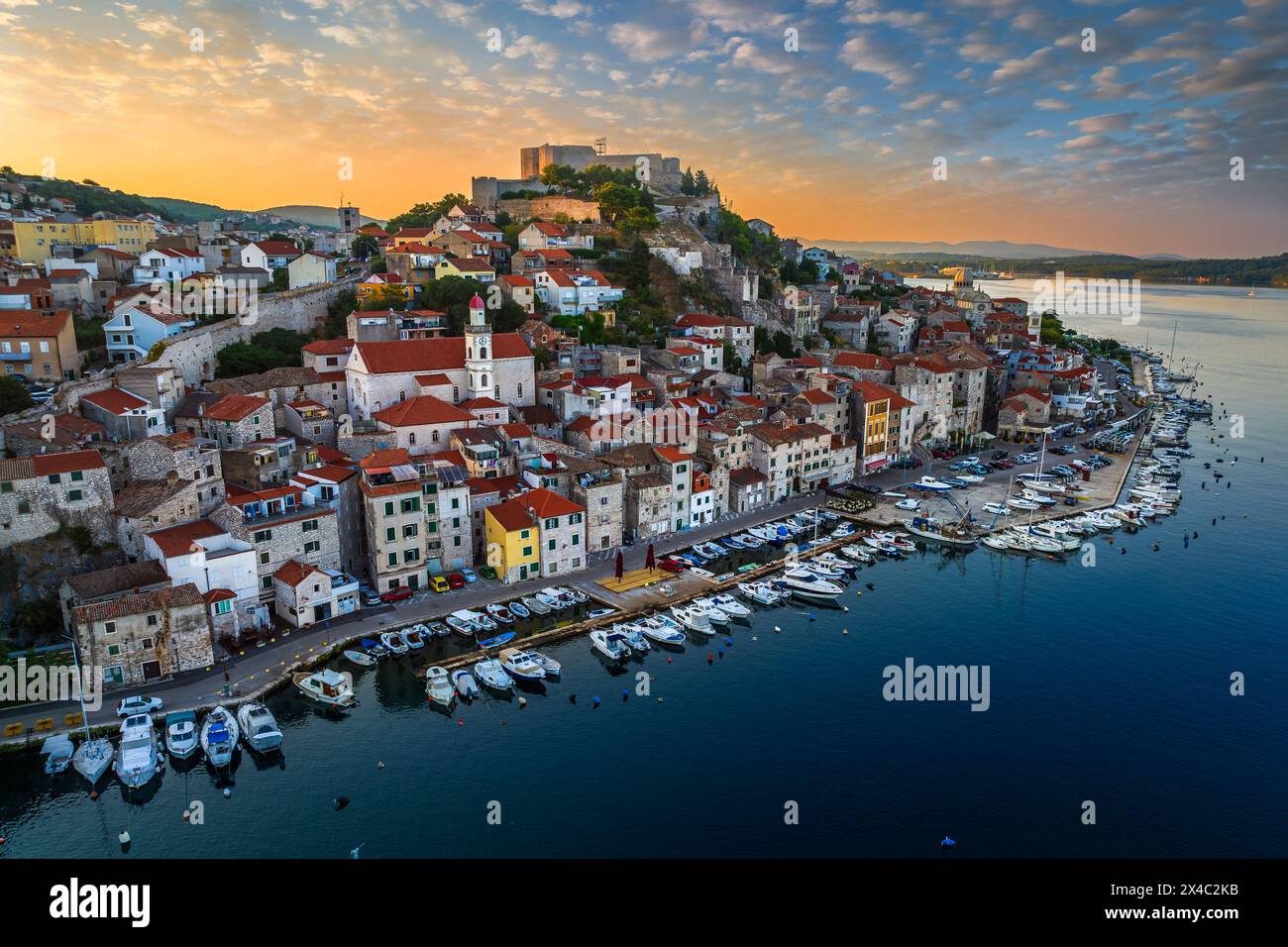 Sibenik, Croatie - vue panoramique aérienne de la vieille ville méditerranéenne de Sibenik par un matin ensoleillé d'été avec la cathédrale Saint-Jacques, forteresse de sa Banque D'Images