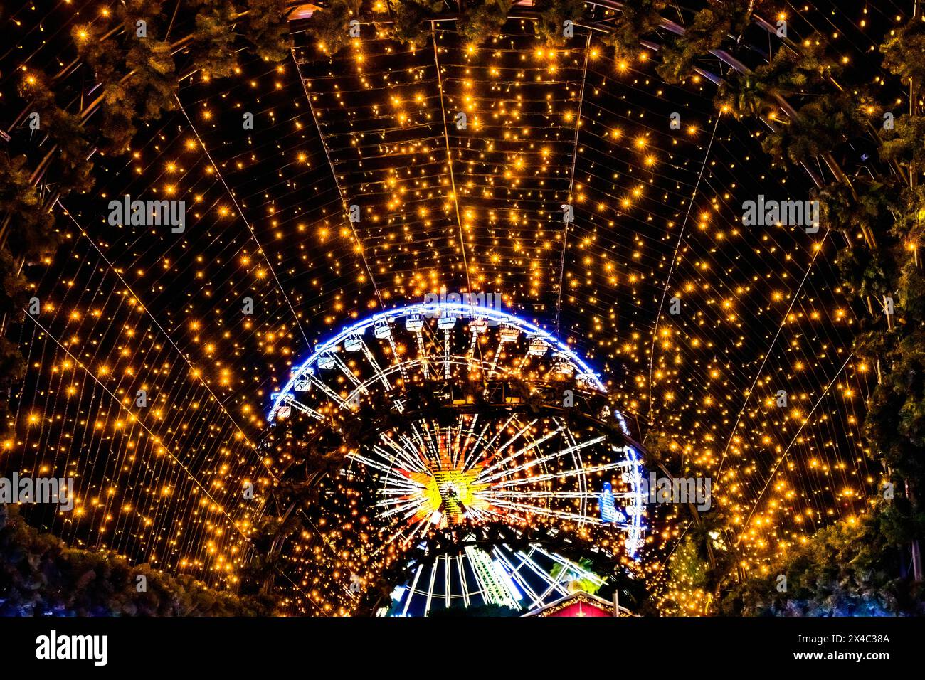 Grande roue lumineuse colorée, Nice, Côte d'Azur, France. Banque D'Images
