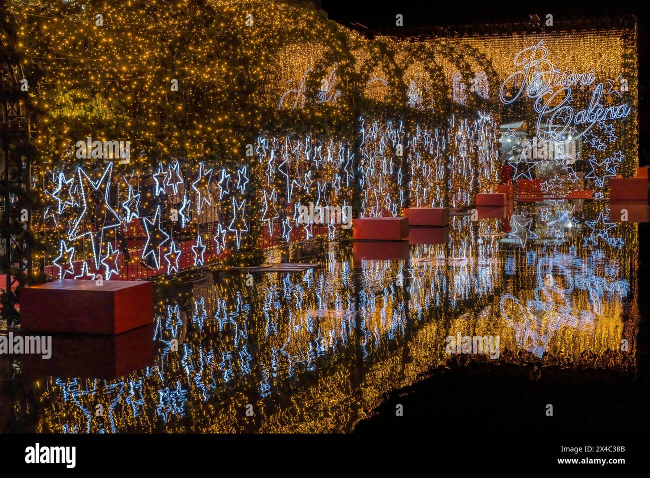Décoration colorée de lumières d'étoile de Noël, Nice, Côte d'Azur, France. Buoni Calena signifie joyeux Noël en français Banque D'Images