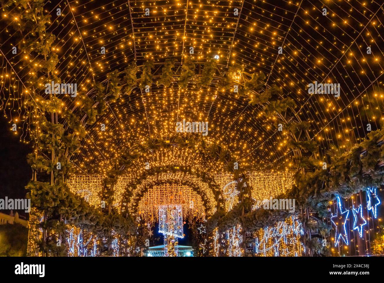 Décoration colorée de lumières d'étoile de Noël, Nice, Côte d'Azur, France. Banque D'Images