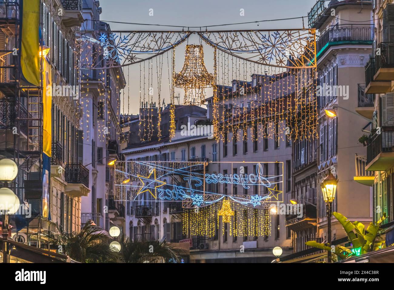 Décoration colorée de Noël illuminée, Nice, Côte d'Azur, France Banque D'Images