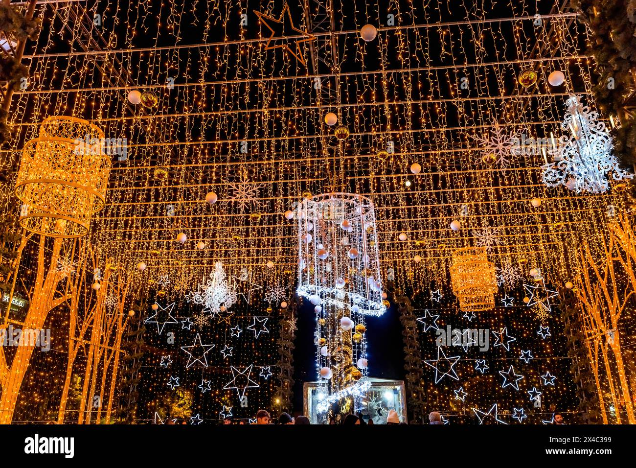 Décoration colorée de lumières d'étoile de Noël, Nice, Côte d'Azur, France. Banque D'Images