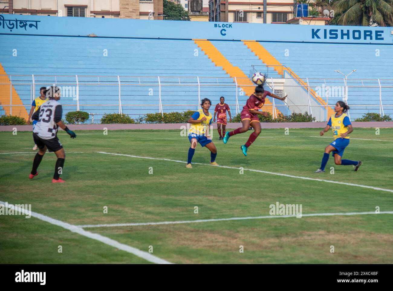 Kolkata, Bengale occidental, Inde. 2 mai 2024. L'équipe de football féminin du Bengale gagne avec style avec une victoire écrasante de 7-1 contre le Punjab au Championnat national féminin senior de football pour le Trophée Rajmata Jijabai au stade Kishor Bharati. Punjab 1 (Nisha 63') perdu contre Bengale 7 (image crédit : © Amlan Biswas/Pacific Press via ZUMA Press Wire) USAGE ÉDITORIAL SEULEMENT! Non destiné à UN USAGE commercial ! Banque D'Images