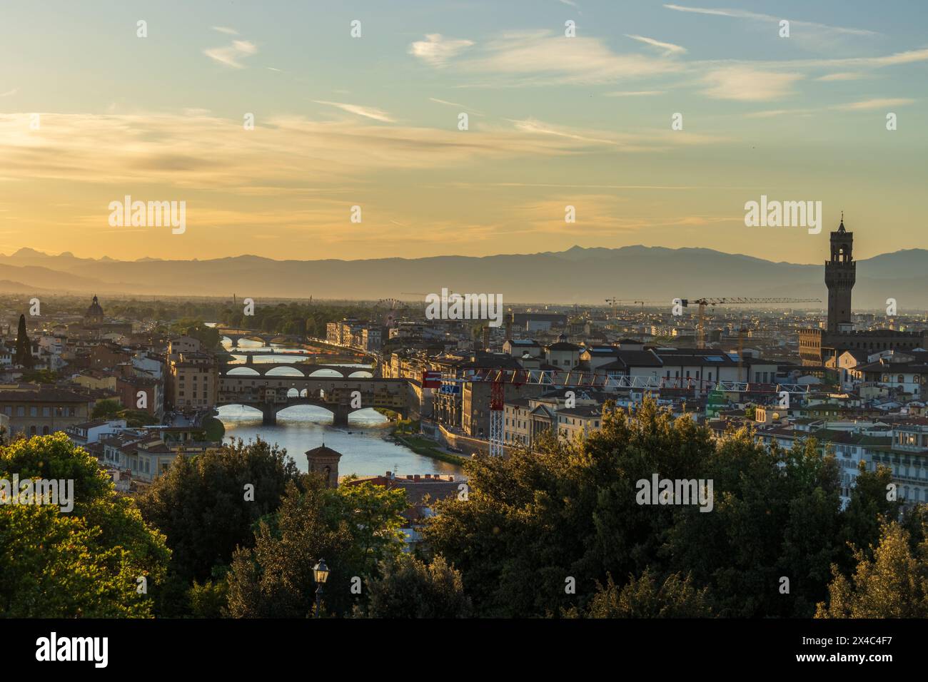 Vue imprenable sur le fleuve Arno, le Ponte Vecchio et le Palazzo Vecchio depuis Piazzale Michelangelo au coucher du soleil à Florence en Toscane, Italie en avril. Banque D'Images