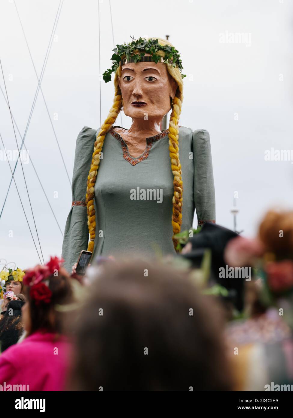 Le géant folklorique est porté dans le Jack in the Green May Day English folk festival mai 2023, Hastings East Sussex Angleterre Royaume-Uni Banque D'Images