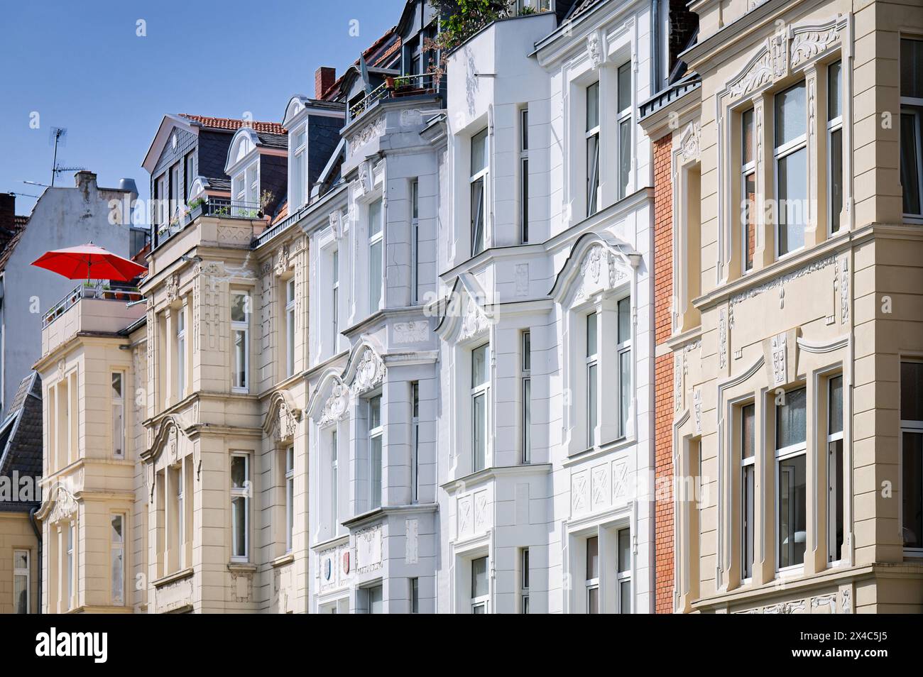 Charmantes façades de bâtiments Gruenderzeit méticuleusement rénovés nichés dans le quartier animé de Nippes, Cologne Banque D'Images