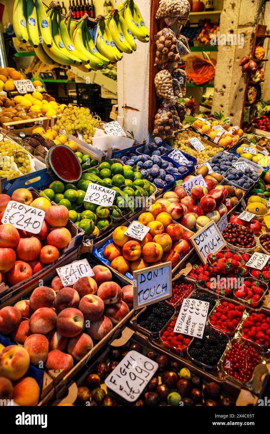 Venise, Italie. Marché de fruits frais coloré, pêches, prunes, baies, bananes Banque D'Images