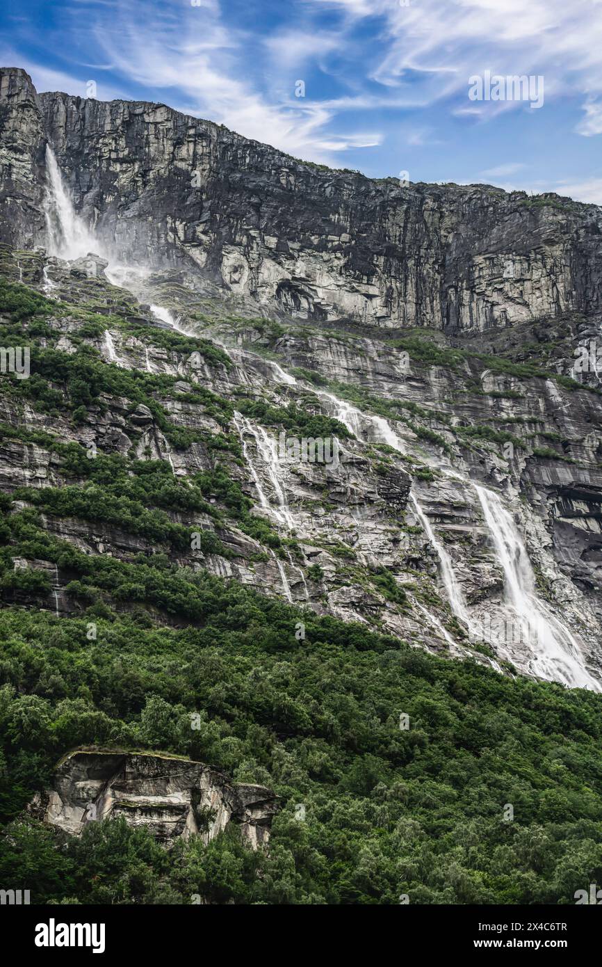 Vinnufossen, la plus haute cascade d'Europe, coule puissant le long du flanc rocheux de Vinnufallet près du village de Sunndalsøra en Norvège Banque D'Images