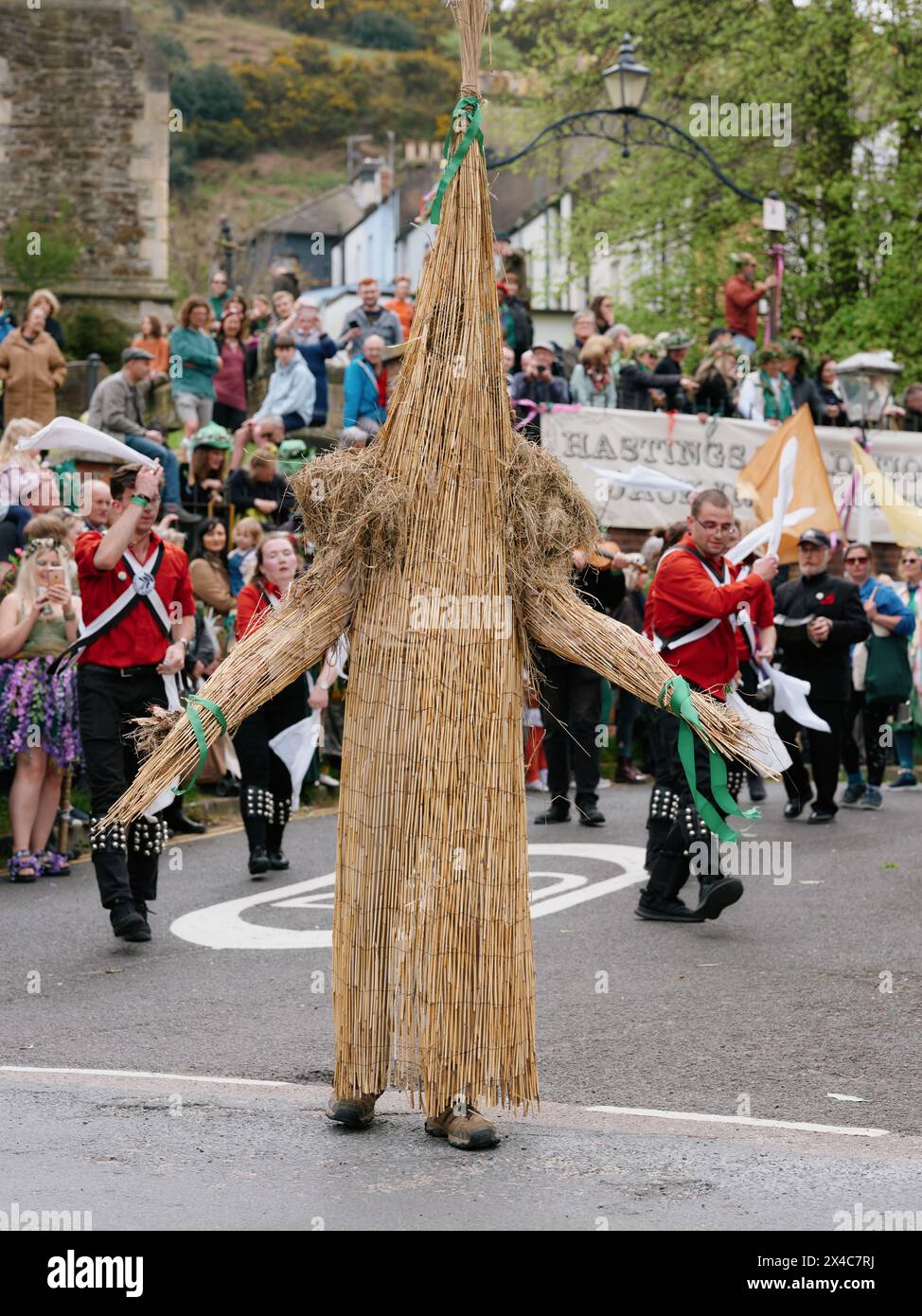 Participants au Jack in the Green May Day English folk festival mai 2023, Hastings East Sussex Angleterre Royaume-Uni - Straw Man Banque D'Images