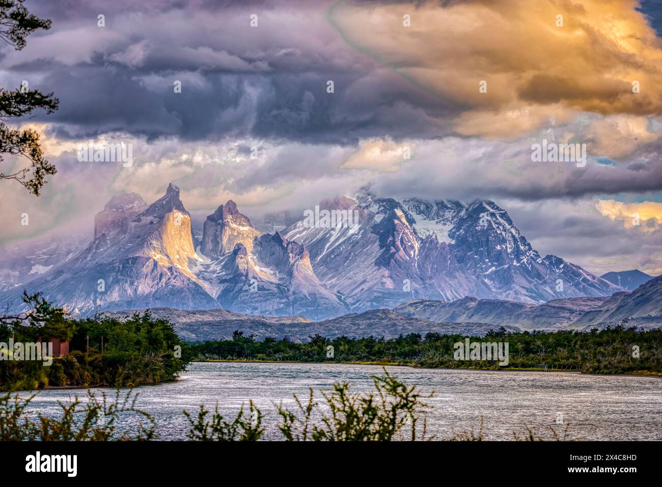 Chili, Parc National de Torres del Paine. Paysage avec lac et montagnes Cerro Paine Grande. Banque D'Images