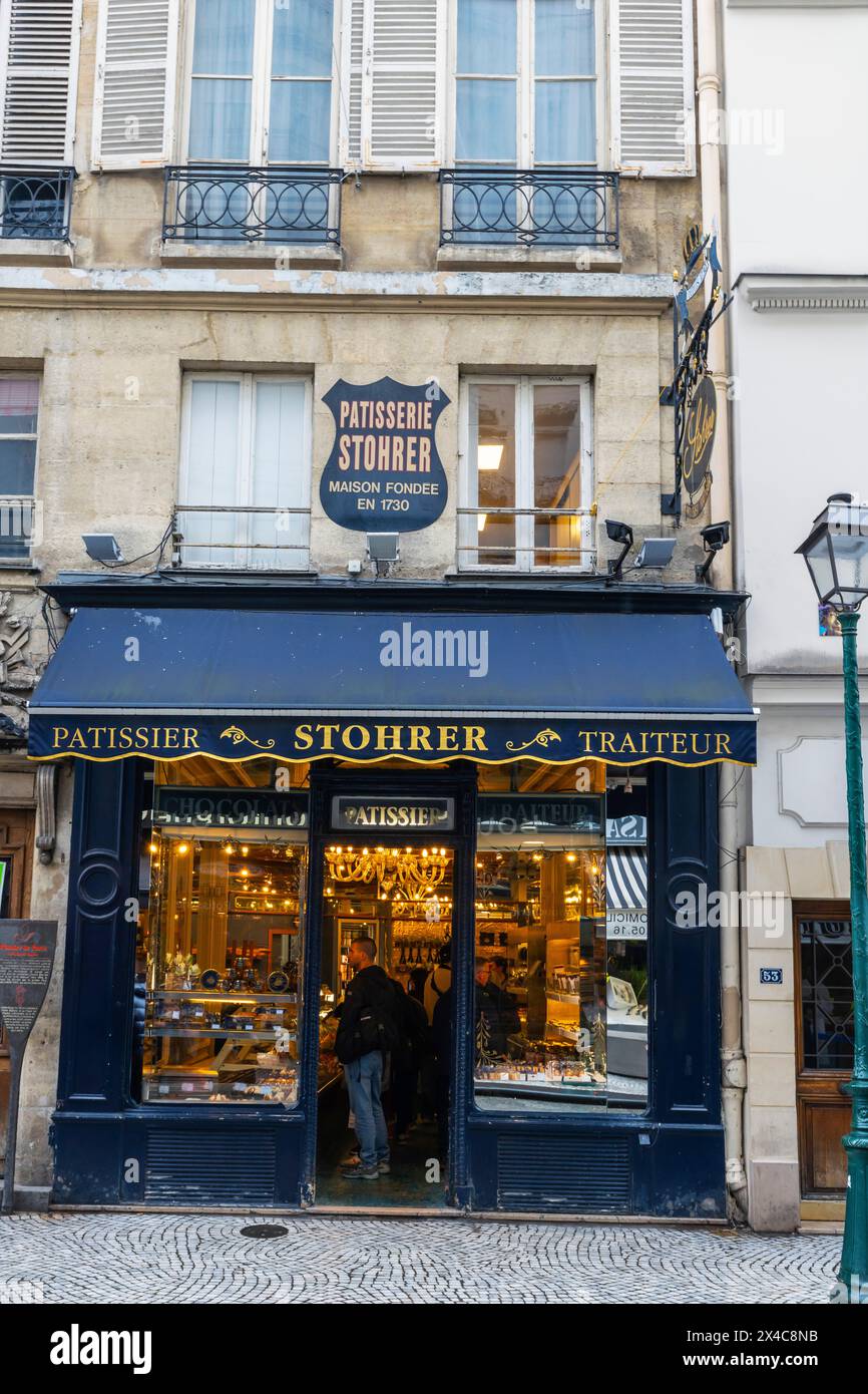 Vue de face du célèbre pâtisserie la Maison Stohrer proposant des desserts sucrés et salés et des pâtisseries depuis 300 ans, 51 Rue Montorgueil, Paris. Banque D'Images