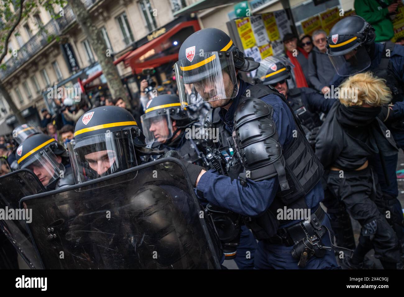 1er mai 2024, Paris, France. La police retient une foule avec des boucliers anti-émeute pendant qu'un manifestant est arrêté. Crédit : Jay Kogler/Alamy Live News Banque D'Images