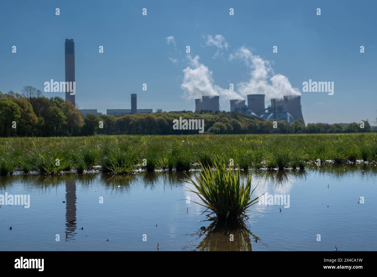 “Centrale électrique de Drax, Camblesforth, North Yorkshire, Angleterre- avril 30the 2024 : champs inondés à côté de la centrale électrique” Banque D'Images