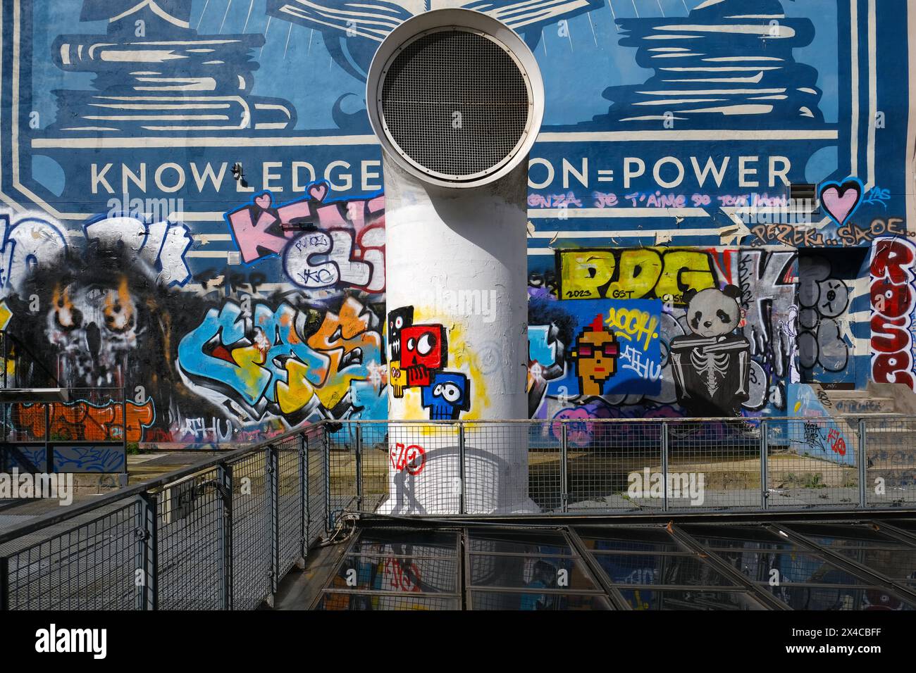 Paris, France - 11 mars 2024. Fond de mur artistique sur la place Igor-Stravinsky, quartier Saint-Merri à Paris, France. Banque D'Images