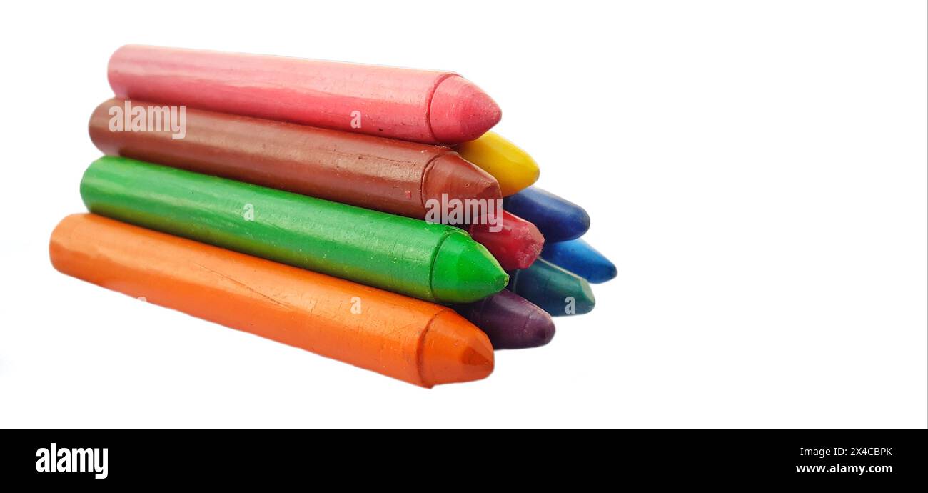 Fond de crayon. Crayons isolés dans fond blanc. Pile de crayons de couleur sur fond blanc. Crayon jaune, bleu et rouge isolé sur fond blanc. Crayon disposé l'un sur l'autre. Crayon. Banque D'Images