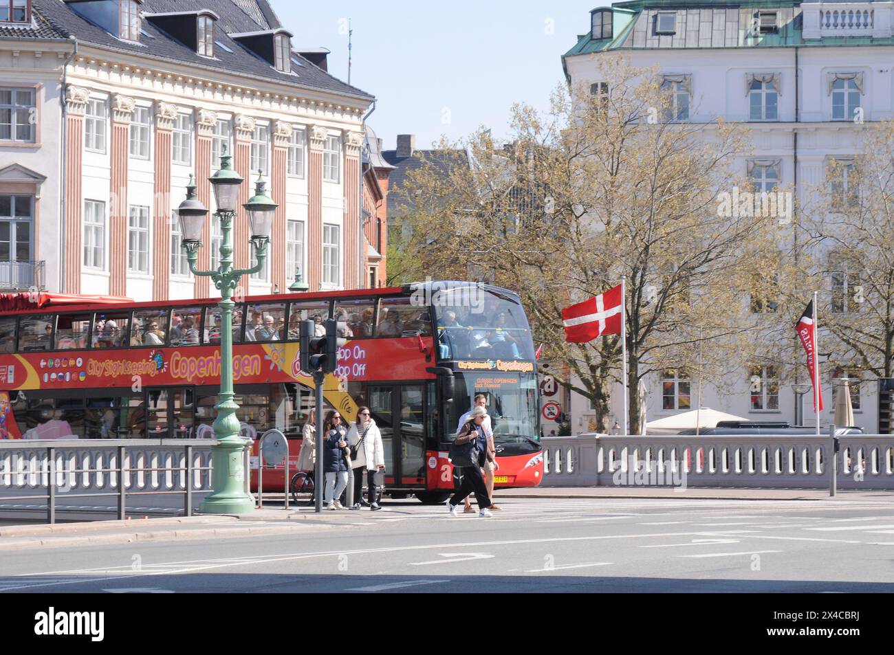 Copenhague, Danemark /02. Mai 2024/bus à arrêts multiples pour visiter et d.. Tours sur les canaux Copenhague bateau croisière canard dans le canal de Copenhague ou canal dans la capitale danoise. (Photo. Francis Joseph Dean/Dean Pictures) Banque D'Images