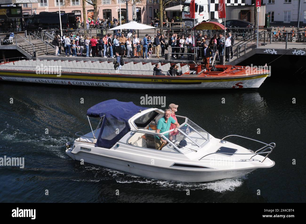 Copenhague, Danemark /02. Mai 2024/bus à arrêts multiples pour visiter et d.. Tours sur les canaux Copenhague bateau croisière canard dans le canal de Copenhague ou canal dans la capitale danoise. (Photo. Francis Joseph Dean/Dean Pictures)(usage non commercial) Banque D'Images