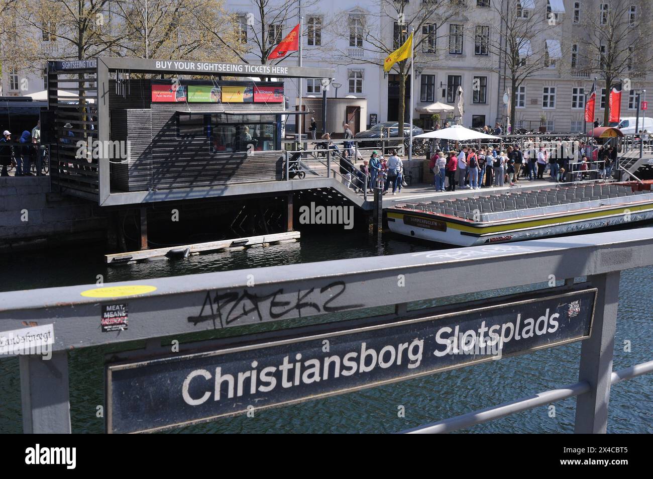 Copenhague, Danemark /02. Mai 2024/bus à arrêts multiples pour visiter et d.. Tours sur les canaux Copenhague bateau croisière canard dans le canal de Copenhague ou canal dans la capitale danoise. (Photo. Francis Joseph Dean/Dean Pictures)(usage non commercial) Banque D'Images