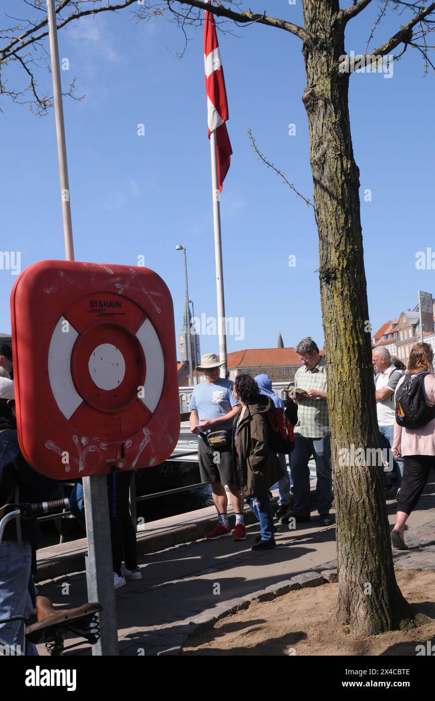 Copenhague, Danemark /02. Mai 2024/bus à arrêts multiples pour visiter et d.. Tours sur les canaux Copenhague bateau croisière canard dans le canal de Copenhague ou canal dans la capitale danoise. (Photo. Francis Joseph Dean/Dean Pictures)(usage non commercial) Banque D'Images