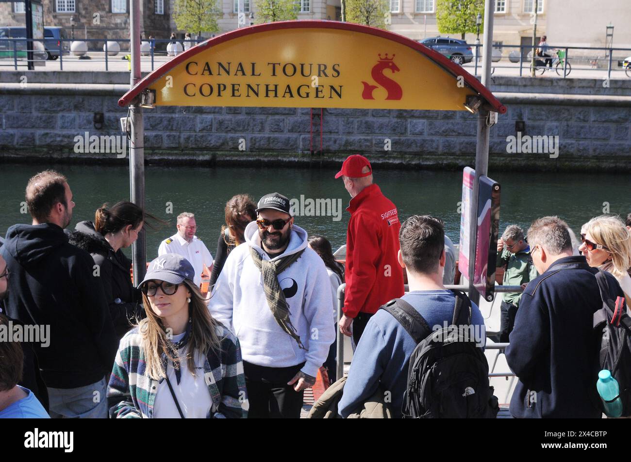 Copenhague, Danemark /02. Mai 2024/bus à arrêts multiples pour visiter et d.. Tours sur les canaux Copenhague bateau croisière canard dans le canal de Copenhague ou canal dans la capitale danoise. (Photo. Francis Joseph Dean/Dean Pictures)(usage non commercial) Banque D'Images