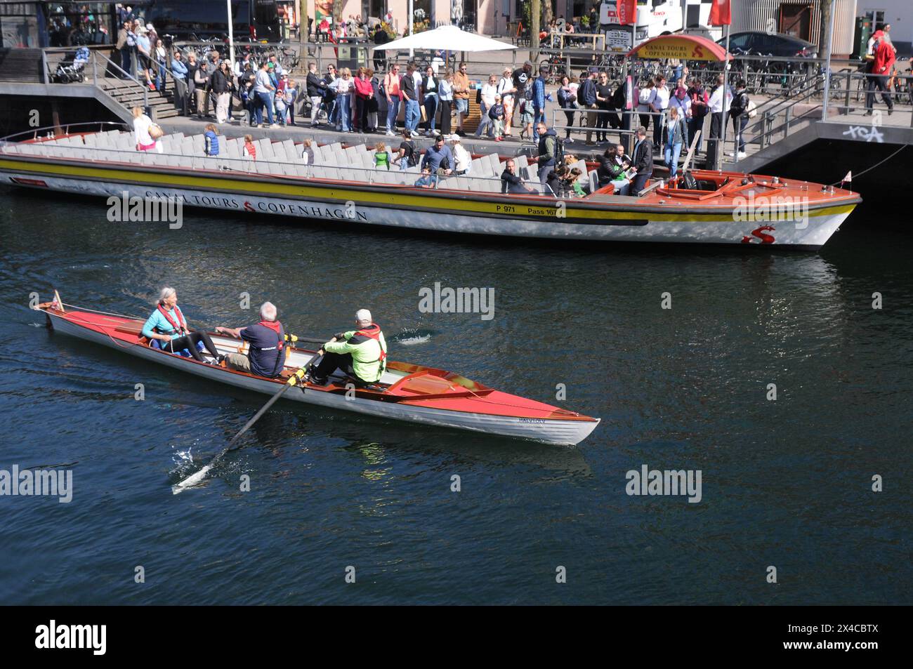 Copenhague, Danemark /02. Mai 2024/bus à arrêts multiples pour visiter et d.. Tours sur les canaux Copenhague bateau croisière canard dans le canal de Copenhague ou canal dans la capitale danoise. (Photo. Francis Joseph Dean/Dean Pictures) Banque D'Images