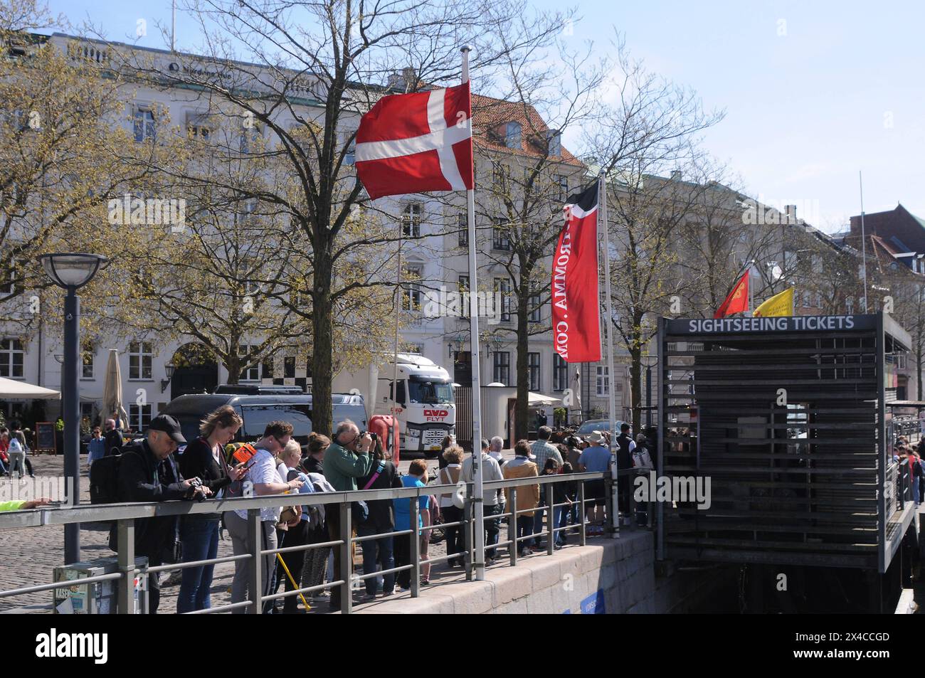 Copenhague, Danemark /02. Mai 2024/bus à arrêts multiples pour visiter et d.. Tours sur les canaux Copenhague bateau croisière canard dans le canal de Copenhague ou canal dans la capitale danoise. Photo. Francis Joseph Dean/Dean PicturesNot usage commercial Banque D'Images