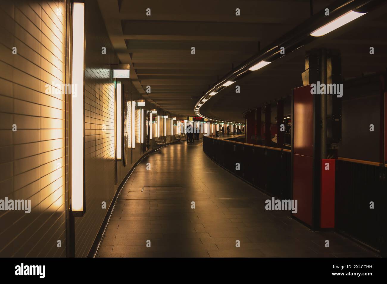 Explorer le rythme cardiaque de la ville : un aperçu captivant de la station de métro, où les banlieues animées et l'architecture urbaine convergent en un symphon Banque D'Images