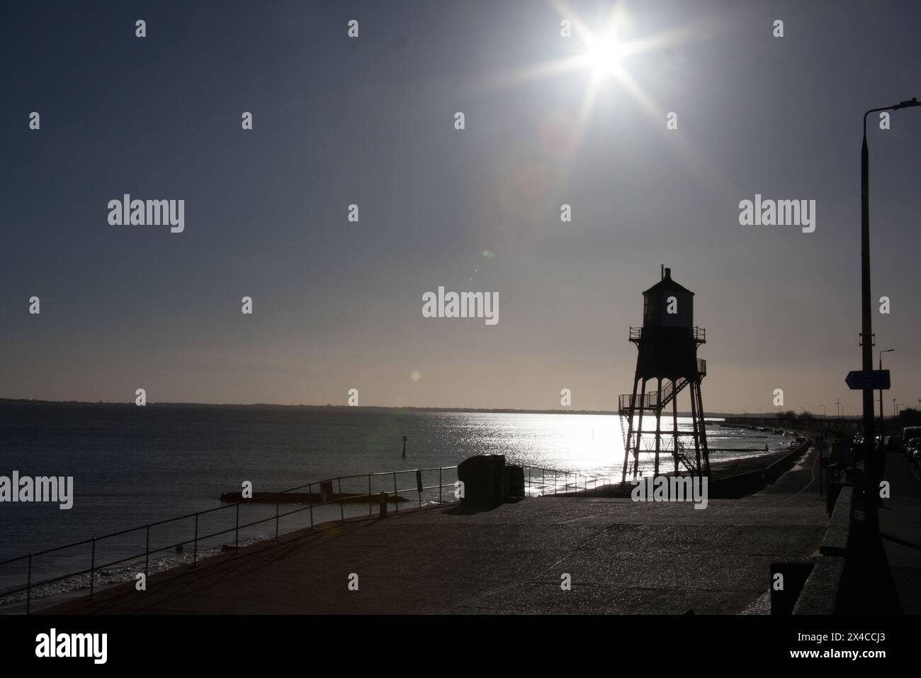 Un phare victorien sur la plage de Dovercourt, Harwich, Essex au Royaume-Uni Banque D'Images