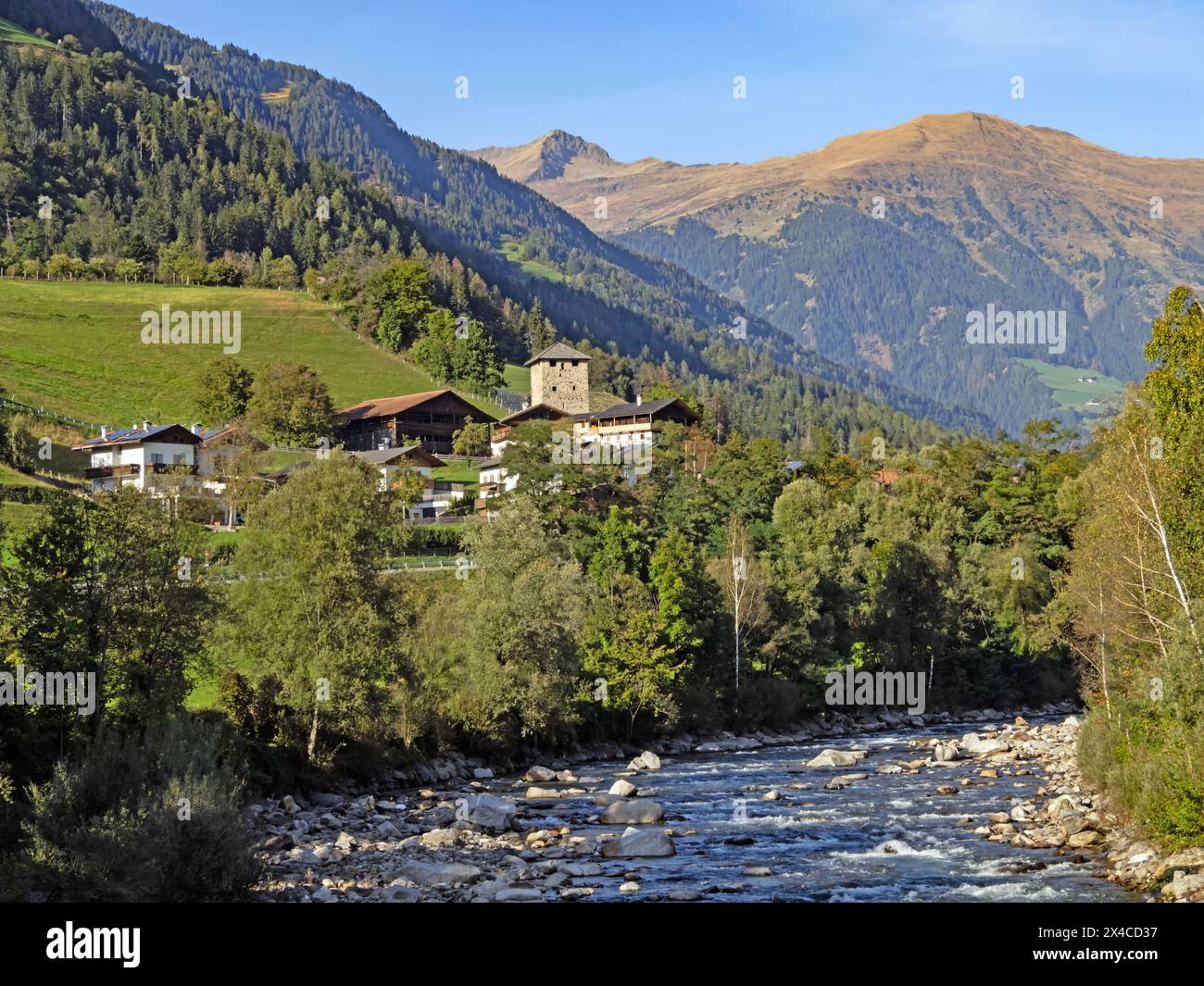 Vue du village de produits Martin à Passeier sur la rivière passer dans les Alpes au Tyrol du Sud, Italie Banque D'Images