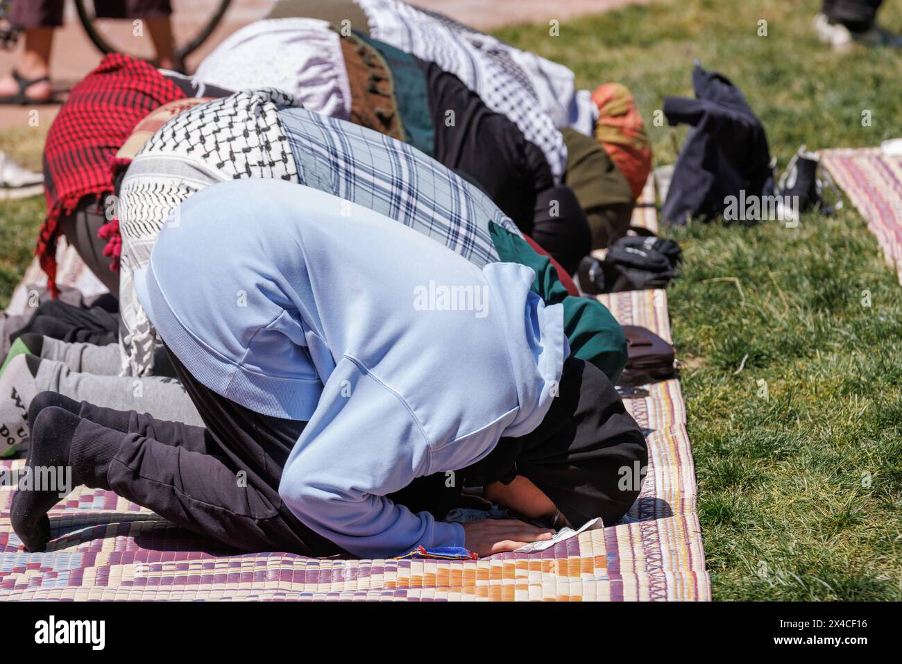 Les musulmans prient dans un campement pro-palestinien sur le campus de l’Université George Washington à Washington DC le mercredi 1er mai 2024. House Oversight les républicains ont visité le campement avant une conférence de presse à quelques pas. Crédit : Aaron Schwartz / CNP / MediaPunch Banque D'Images