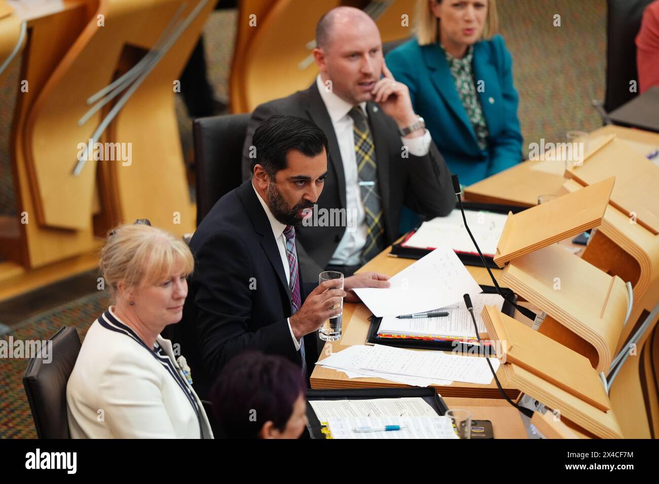 Le premier ministre Humza Yousaf lors des questions du premier ministre (FMQ) au Parlement écossais à Holyrood, Édimbourg. Yousaf a annoncé lundi sa démission de son poste de premier ministre du pays. Date de la photo : jeudi 2 mai 2024. Banque D'Images