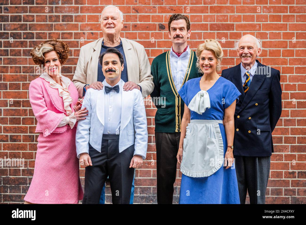 Londres, Royaume-Uni. 2 mai 2024. John Cleese avec le casting - Basil joué par Adam Jackson-Smith ; Sybil joué par Anna-Jane Casey ; Manuel joué par Hemi Yeroham ; Polly joué par Victoria Fox ; et le Major joué par Paul Nicholas - Un aperçu de Fawlty Towers - The Play ouvre à l'Apollo Theatre de Londres à partir du 4 mai. Il a été adapté pour la scène du West End par John Cleese, écrit par John Cleese et Connie et réalisé par Caroline Jay Ranger. Crédit : Guy Bell/Alamy Live News Banque D'Images