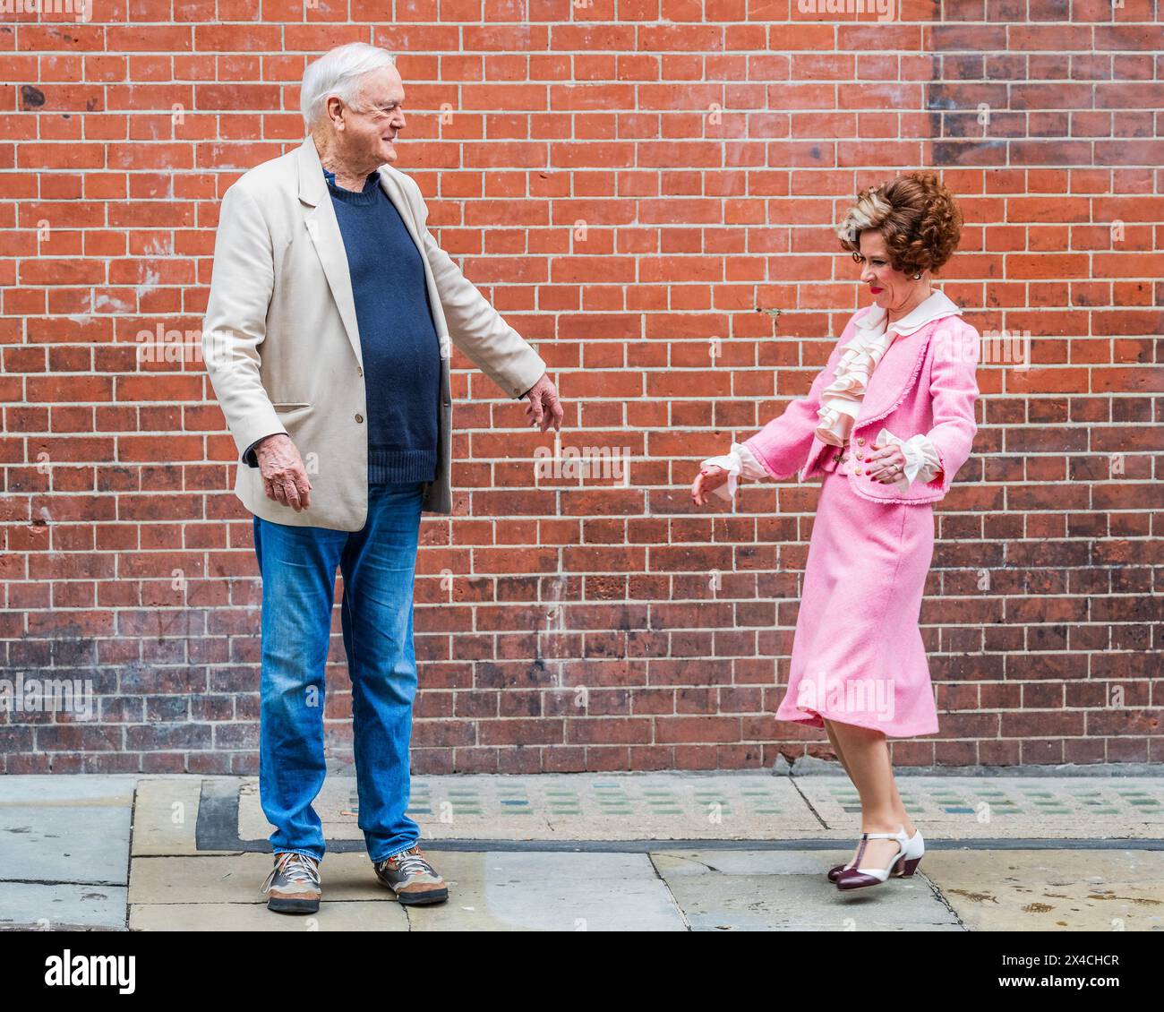 Londres, Royaume-Uni. 2 mai 2024. John Cleese et Sybil joués par Anna-Jane Casey - Un aperçu de Fawlty Towers - The Play ouvre à l'Apollo Theatre de Londres à partir du 4 mai. Il a été adapté pour la scène du West End par John Cleese, écrit par John Cleese et Connie et réalisé par Caroline Jay Ranger. Crédit : Guy Bell/Alamy Live News Banque D'Images