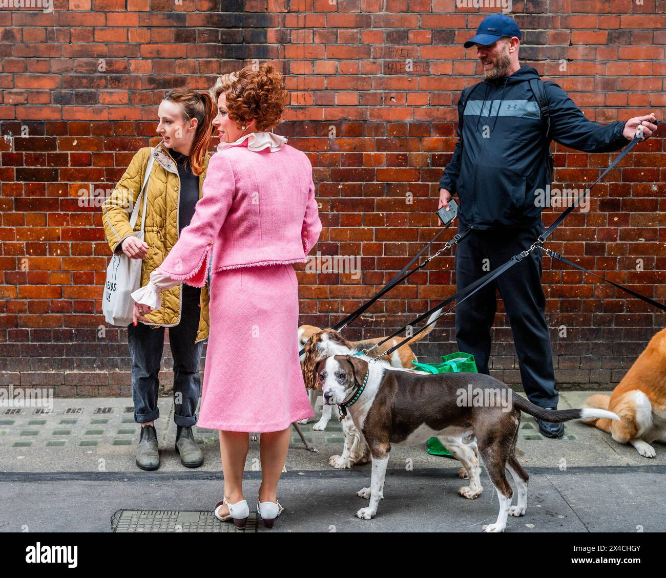 Londres, Royaume-Uni. 2 mai 2024. Sybil joué par Anna-Jane Casey rencontre quelques fans - Un aperçu de Fawlty Towers - The Play ouvre à l'Apollo Theatre de Londres à partir du 4 mai. Il a été adapté pour la scène du West End par John Cleese, écrit par John Cleese et Connie et réalisé par Caroline Jay Ranger. Crédit : Guy Bell/Alamy Live News Banque D'Images