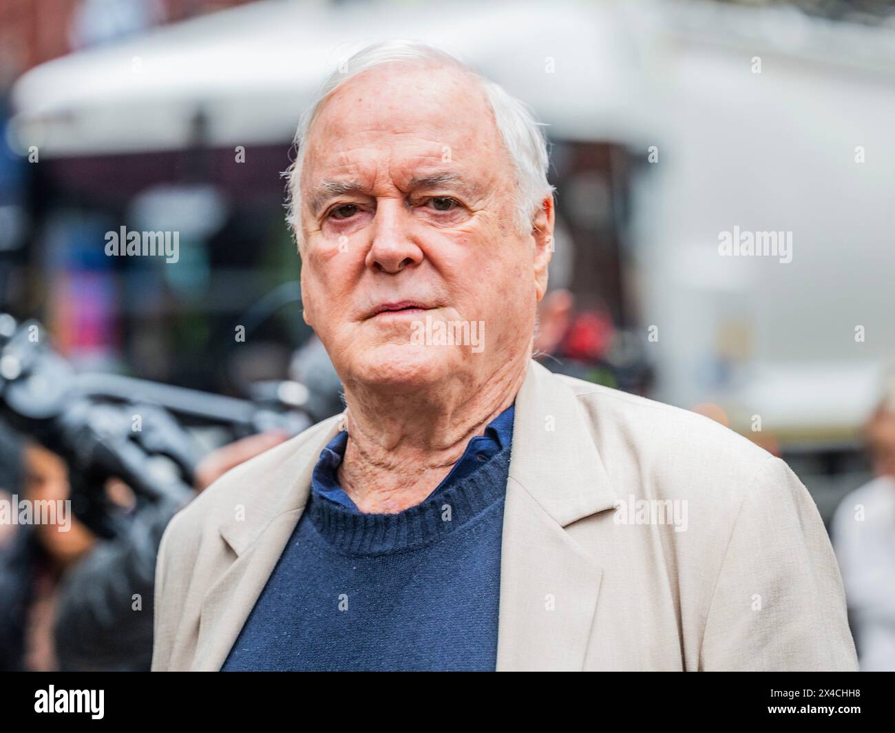 Londres, Royaume-Uni. 2 mai 2024. John Cleese Leaves - Un aperçu de Fawlty Towers - The Play ouvre à l'Apollo Theatre de Londres à partir du 4 mai. Il a été adapté pour la scène du West End par John Cleese, écrit par John Cleese et Connie et réalisé par Caroline Jay Ranger. Crédit : Guy Bell/Alamy Live News Banque D'Images